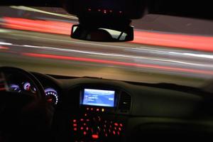 condução noturna de carro foto