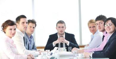 grupo de empresários na reunião foto