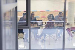 equipe de negócios de inicialização em reunião no escritório moderno foto