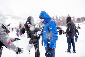 grupo de jovens fazendo um boneco de neve foto