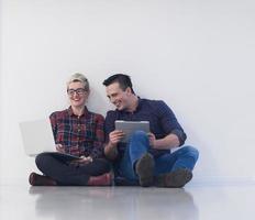 negócio de inicialização, casal trabalhando no computador portátil no escritório foto