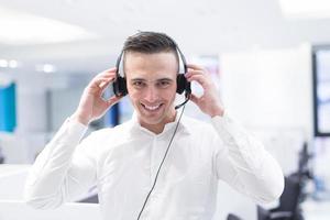 operador de call center masculino fazendo seu trabalho foto