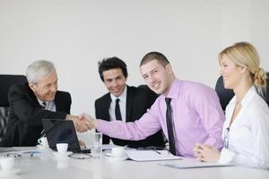 grupo de pessoas de negócios na reunião foto