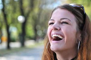 morena jovem bonita sorrindo ao ar livre na natureza foto