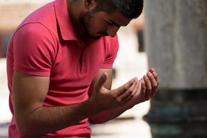 muçulmano rezando na mesquita foto
