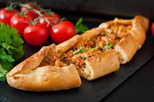 comida tradicional turca de pide com carne e legumes foto