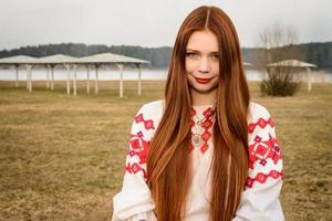 jovem mulher eslava bielorrusso nacional original roupa ao ar livre