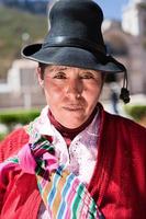 mulher peruana em roupas nacionais, chivay, peru