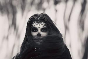 mulher bonita com maquiagem de caveira de açúcar de halloween foto