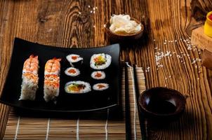 conjunto de sushi maravilhoso, tema oriental na mesa de madeira velha foto