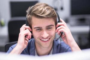 operador de call center masculino fazendo seu trabalho foto