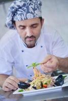 chef preparando comida foto