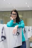 operador de call center feminino fazendo seu trabalho foto