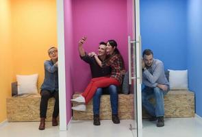 grupo de empresários no espaço de trabalho criativo foto