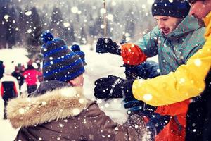 grupo de jovens fazendo um boneco de neve foto