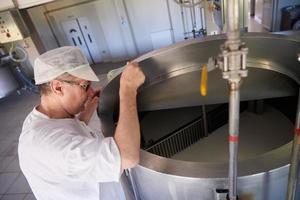 queijeiro de produção de queijo trabalhando na fábrica foto