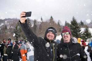 grupo de jovens tomando selfie na bela paisagem de inverno foto