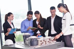 empresários e engenheiros em reunião foto