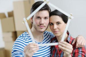 jovem casal se mudando para casa nova foto