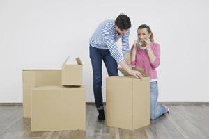 jovem casal se mudando para nova casa foto