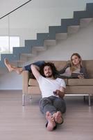 jovem casal relaxa na sala de estar foto