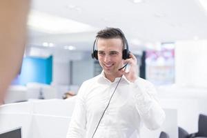 operador de call center masculino fazendo seu trabalho foto