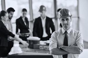 empresários e engenheiros em reunião foto