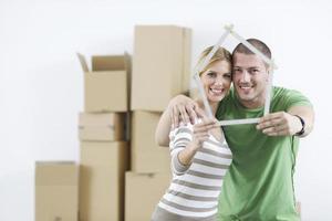 jovem casal se mudando para nova casa foto