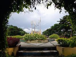 atmosfera nublada da manhã em um parque na ilha de lombok foto