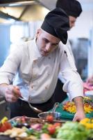 chef terminando o prato de carne de bife foto