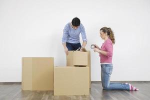 jovem casal se mudando para nova casa foto