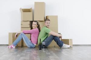 jovem casal se mudando para nova casa foto