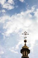 cruz da igreja cristã ortodoxa contra o céu nublado