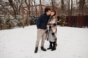 casal coberto cobertor em dia de inverno, passando tempo juntos no amor. foto