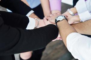 grupo de pessoas de negócios juntando as mãos foto