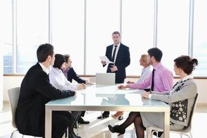 grupo de empresários na reunião foto