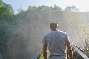 homem vista de cachoeira foto