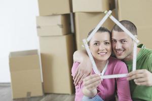 jovem casal se mudando para nova casa foto