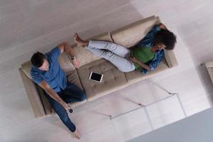 casal multiétnico relaxa na vista superior da sala de estar