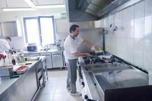 chef preparando comida foto