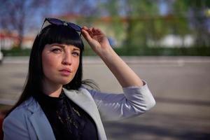 linda jovem com cabelo preto, óculos de sol. juventude, felicidade, dia ensolarado de verão, retrato foto