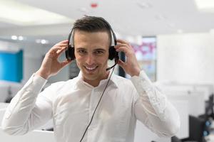 operador de call center masculino fazendo seu trabalho foto