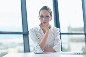 mulher de negócios no escritório foto