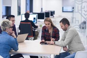 equipe de negócios de inicialização em reunião no escritório moderno foto