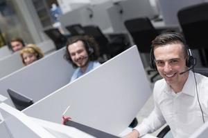 operador de call center masculino fazendo seu trabalho foto