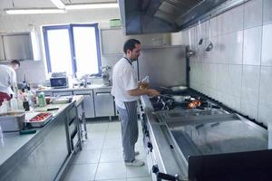 chef preparando comida foto