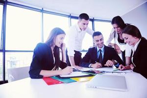 pessoas de negócios em uma reunião no escritório foto