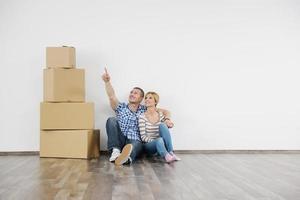 jovem casal se mudando para casa nova foto