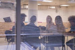 equipe de negócios de inicialização multiétnica na reunião foto