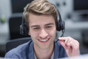 operador de call center masculino fazendo seu trabalho foto